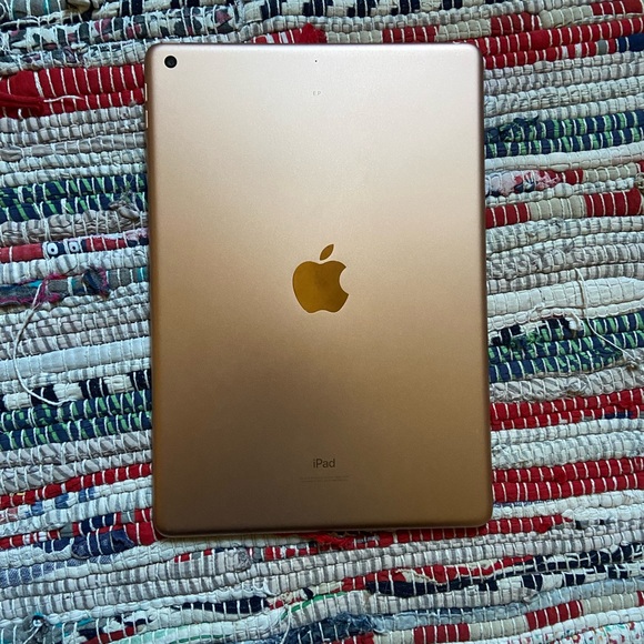 IPad 8th Gen (Wi-fi 128GB) Rosegold - Picture 3 of 5